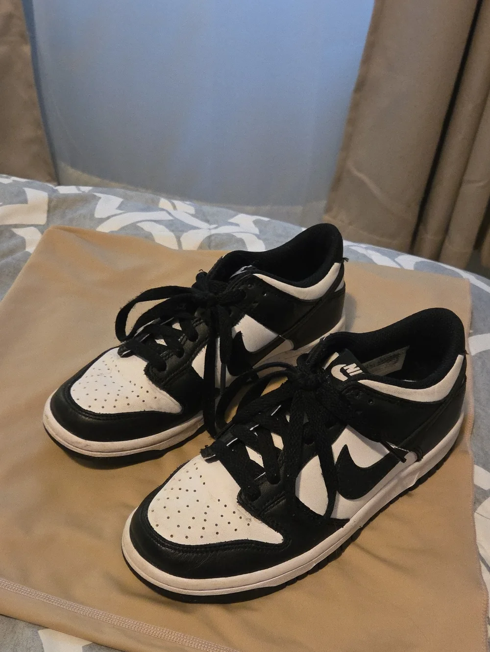 Youth Nike Black and White Low Top Sneakers with Lace-Up Design